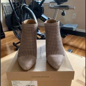 Women’s Sz 8.5 Lucky Brand booties Style: Lk Jakelyn Color: Bridle Saratoga